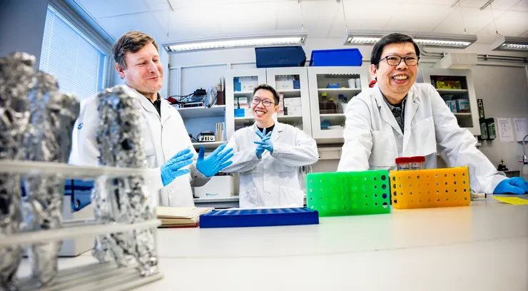 Skrattande forskare på ett labb.