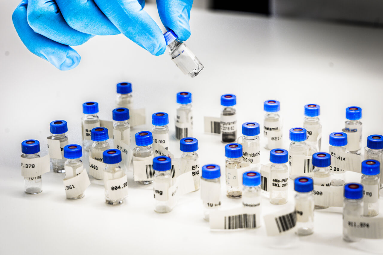 Närbild provrör på labb.