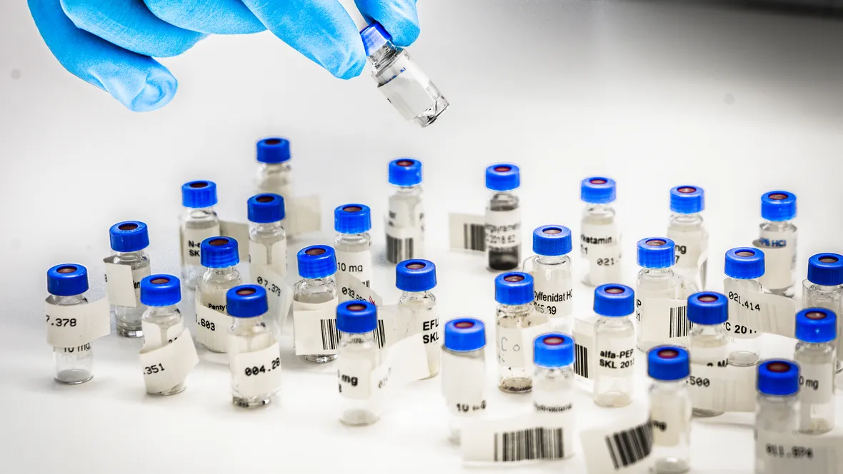 Närbild provrör på labb.