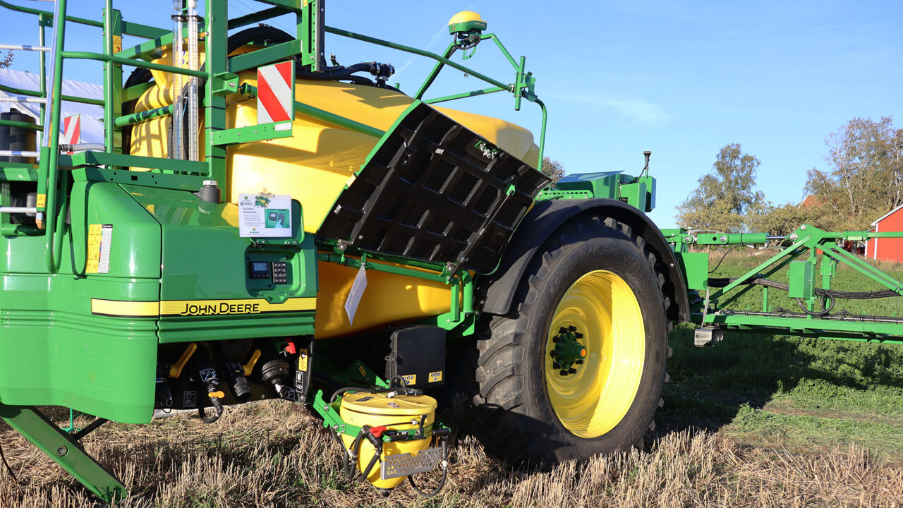 John Deere-växtskyddsspruta (modell R962i) med PowrSpray-teknik.