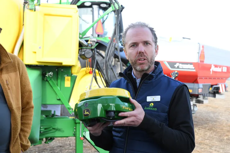 En man håller i StarFire™ 7500 universalmottagare.