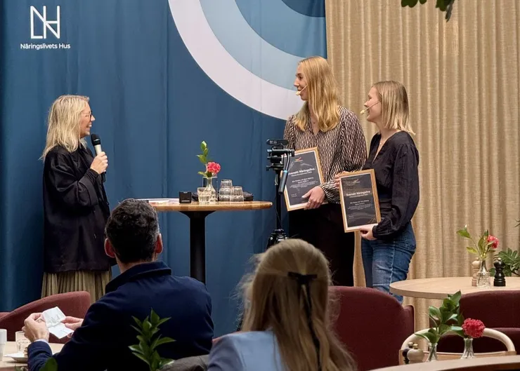 Sara Sjöberg och Elin Östebo tar emot Svenskt Näringslivs Infrastrukturstipendium 2025