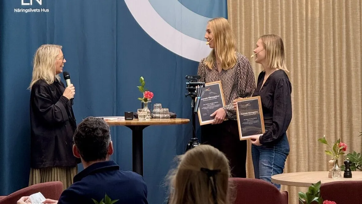 Sara Sjöberg och Elin Östebo tar emot Svenskt Näringslivs Infrastrukturstipendium 2025
