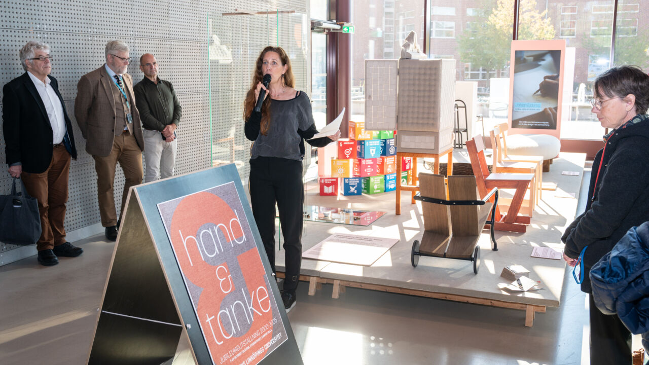 En person invigningstalar.