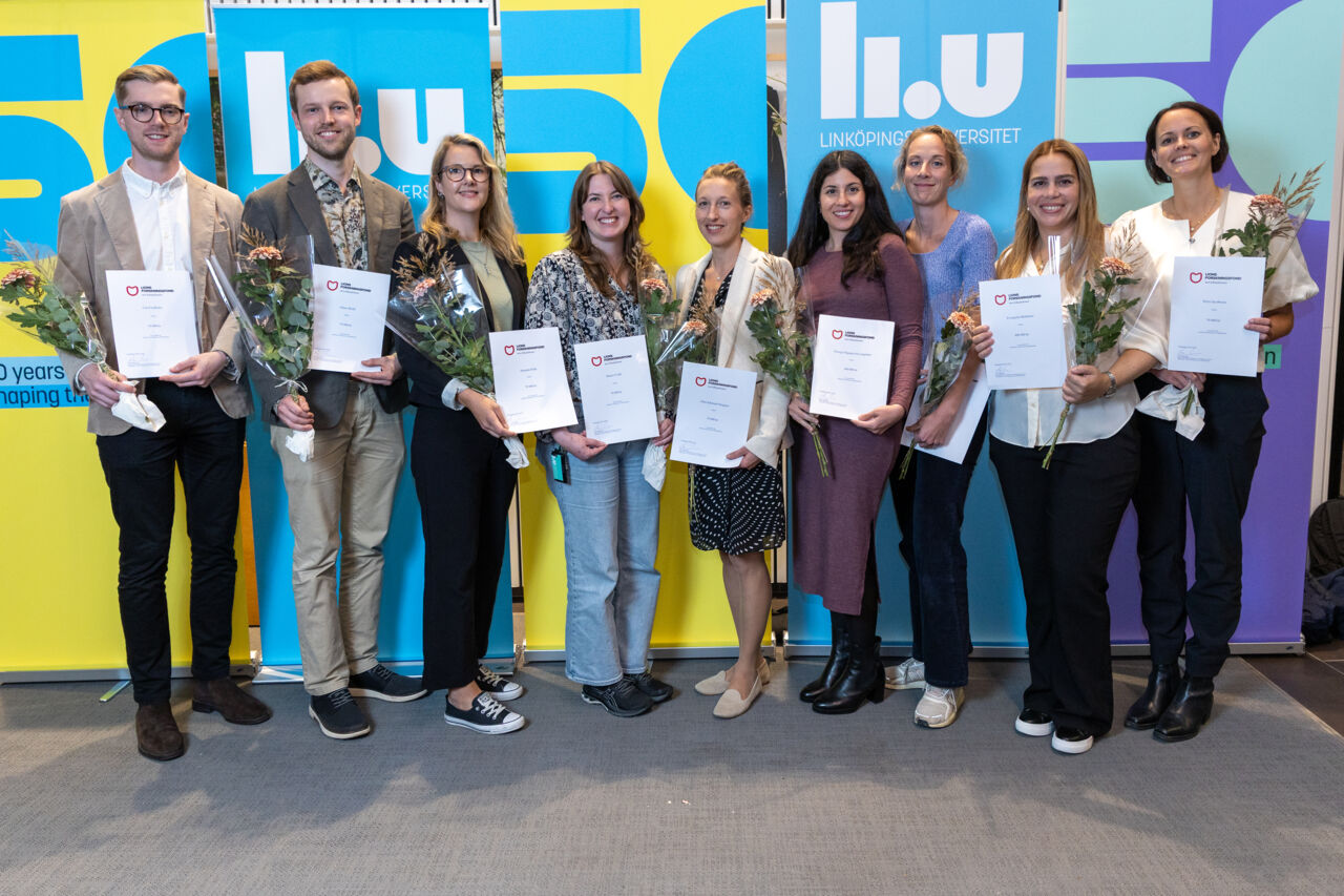 Lions forskningsfonds anslagsmottagare 2025 samlade på en gruppbild med blommor och diplom.