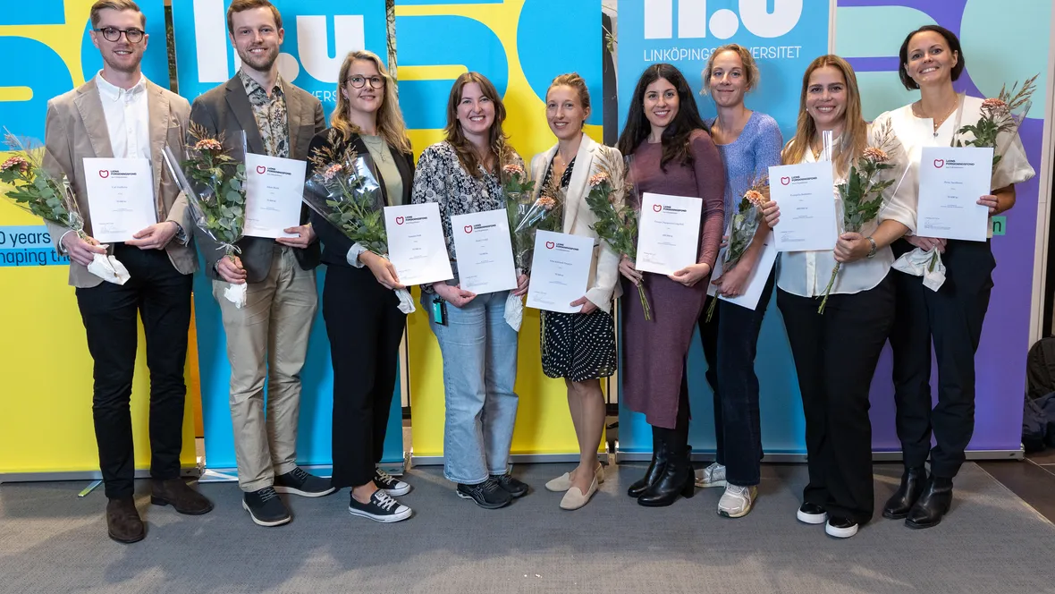 Lions forskningsfonds anslagsmottagare 2025 samlade på en gruppbild med blommor och diplom.