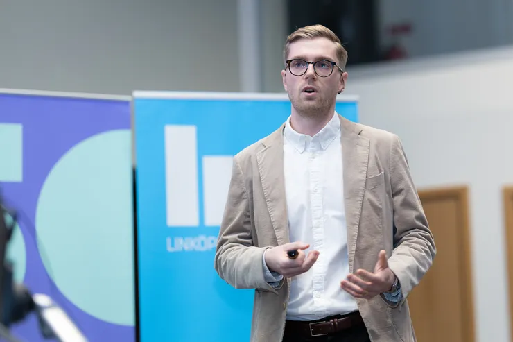Person talar och presenterar sin forskning.