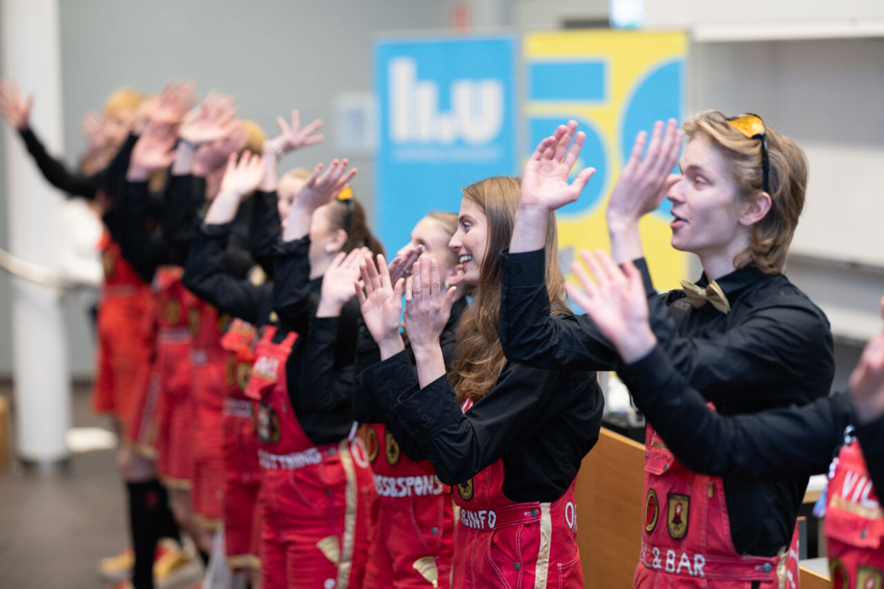 Oralspexet uppträder med sång och klappar händerna