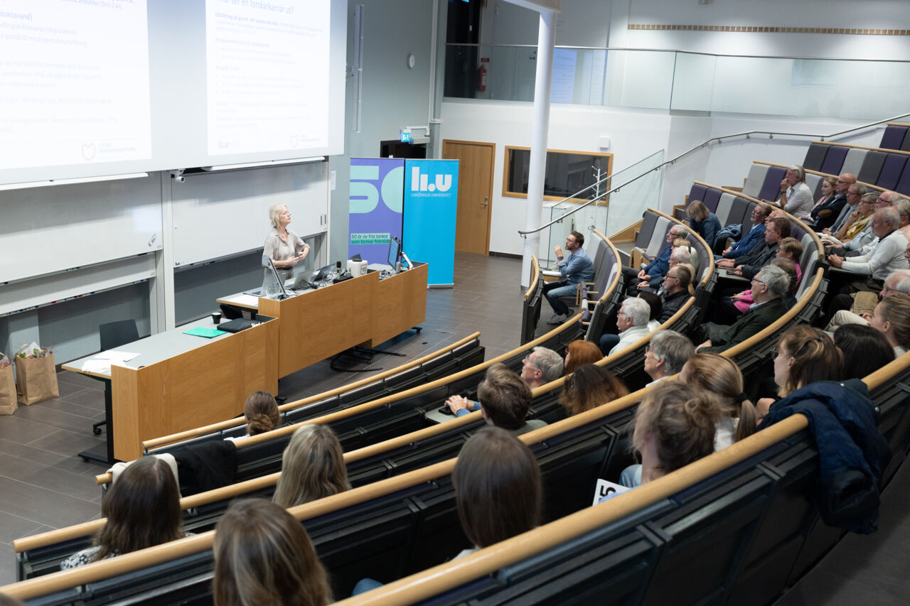 Person står och talar till åhörarna