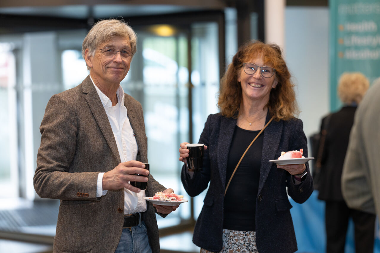 Glada miner när det serverades kaffe och tårta