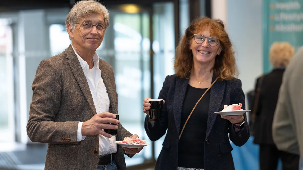 Glada miner när det serverades kaffe och tårta