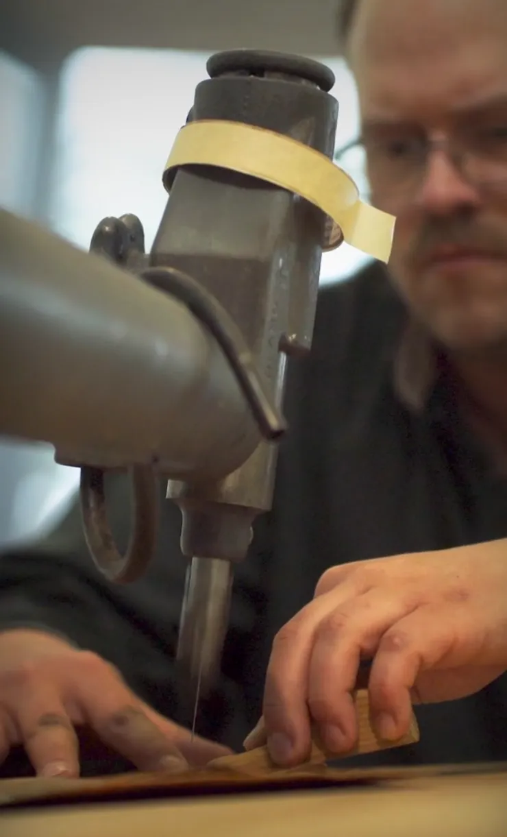 En person vid en maskin.