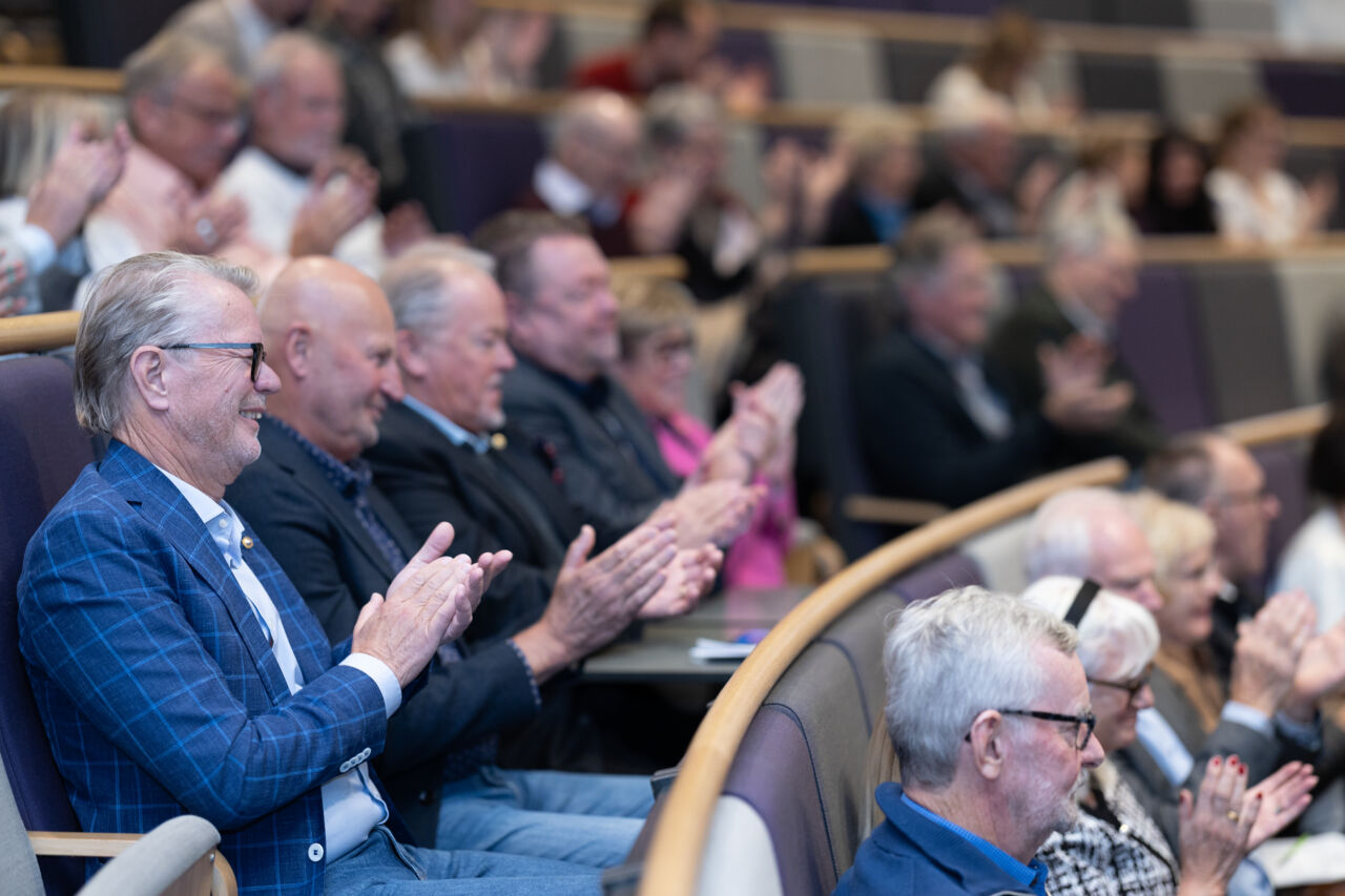 Åhörare applåderar uppträdandet