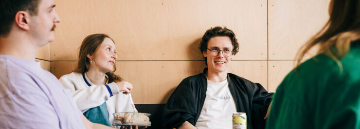 Personer sitter runt ett bord