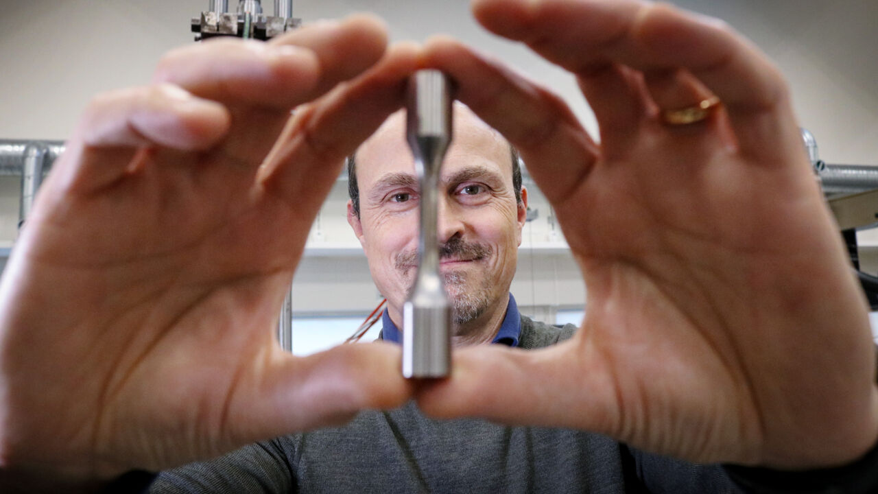 Man i laboratoriemiljö