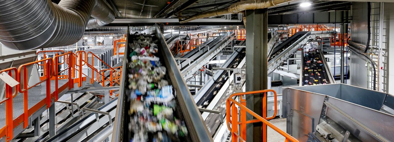 Conveyor belt with recycling