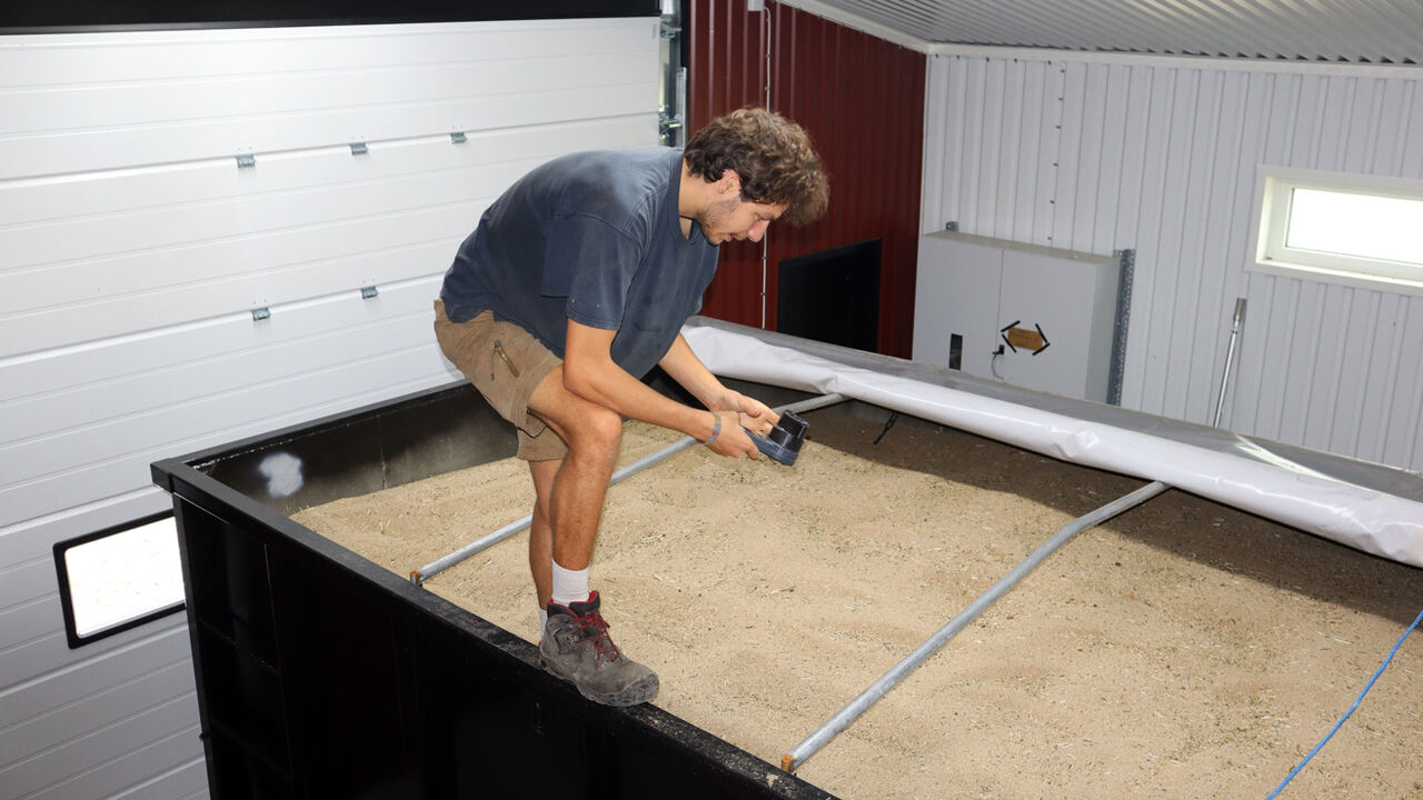 Fransmannen Diony Jamet (Hasta Gård) tar prover för fuktmätning under torkexperimentet.