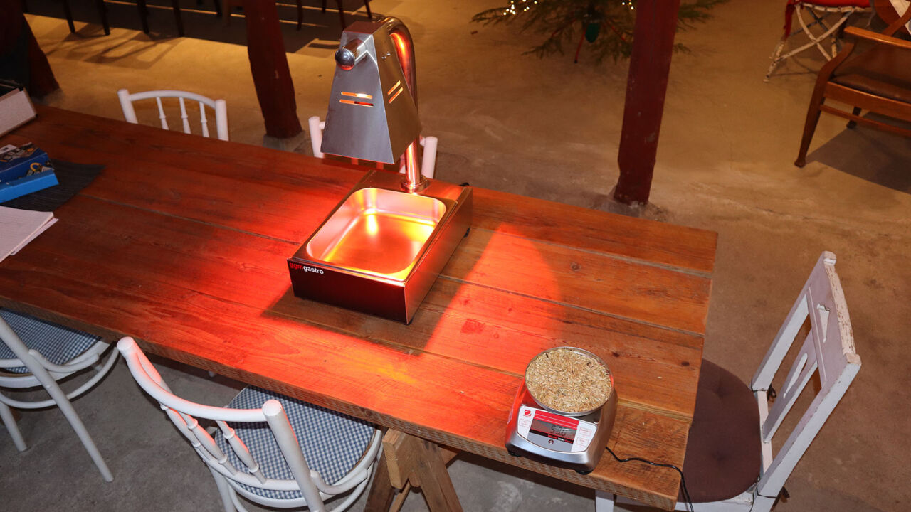 På Hasta Gård installerades ett tillfälligt laboratorium. Här syns en precisonsvåg och en värmelampa för kontroll av fukthalt i spannmål. 