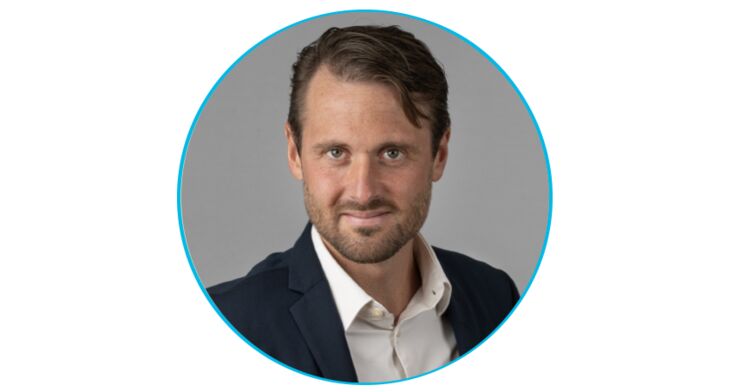 Porträttbidl av en man i kavaj och skjorta