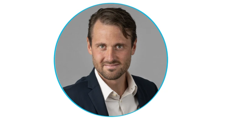 Porträttbidl av en man i kavaj och skjorta