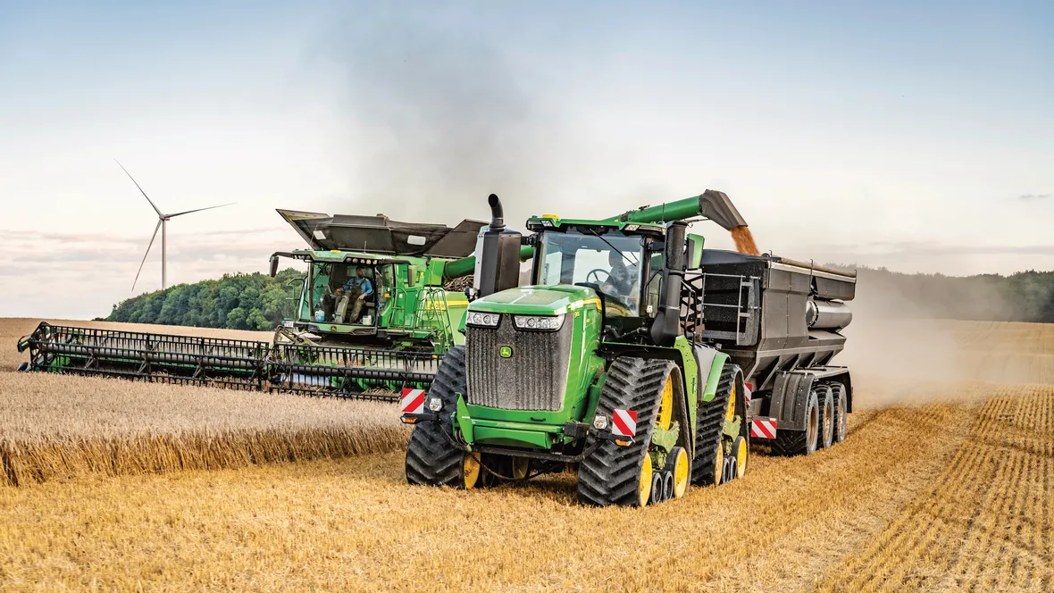Machine Sync låter upp till sex John Deere-maskiner dela positionsdata och automatiskt samordna hastighet och rörelse – en intelligent lösning som tar fältautomation till nästa nivå.