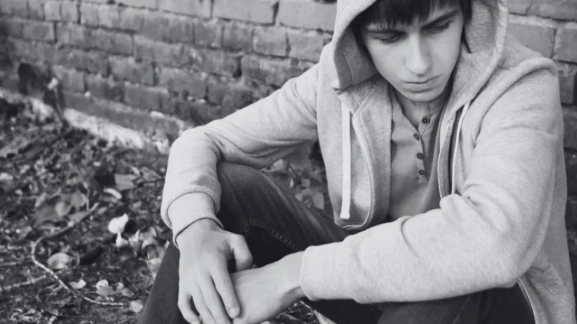 En svartvit bild på en tonårspojke