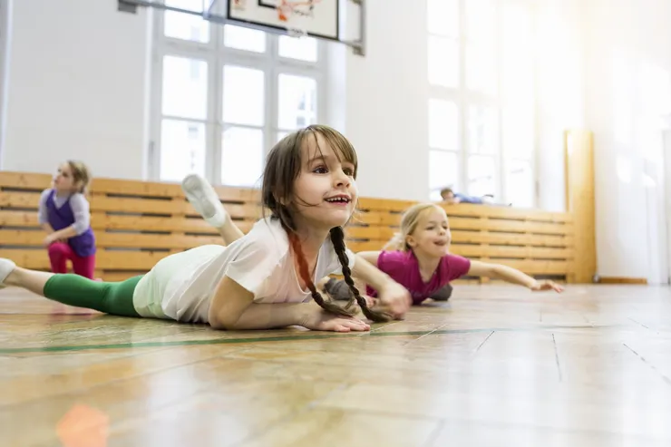 Två flickor har idrott i skolan.