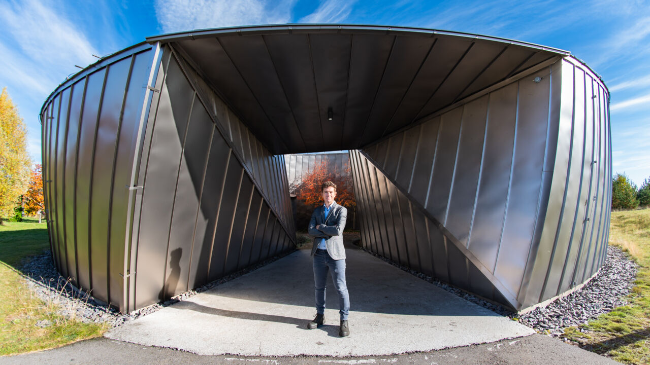 Per Persson framför Ångströmhuset.