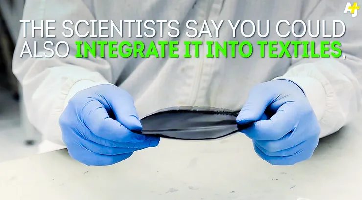 Handskklädda händer håller i material