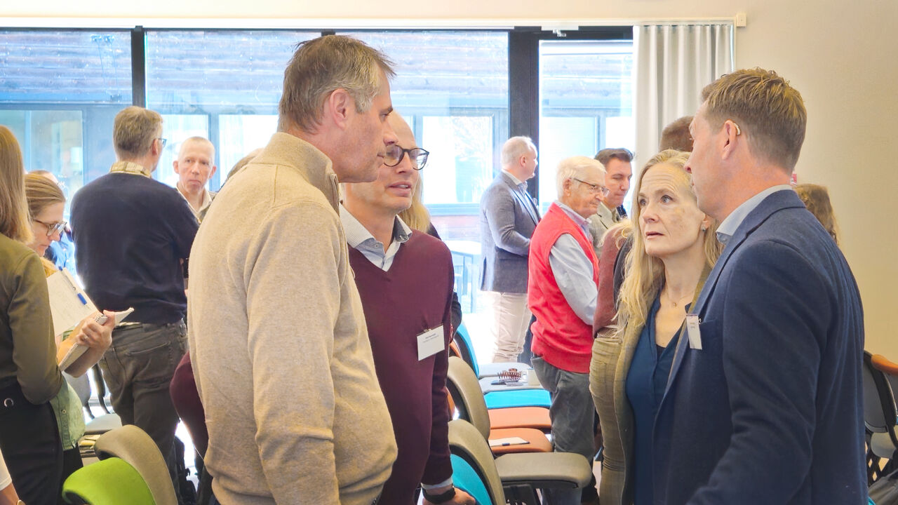 Gäster som minglar på Framtidsdagen 2025.