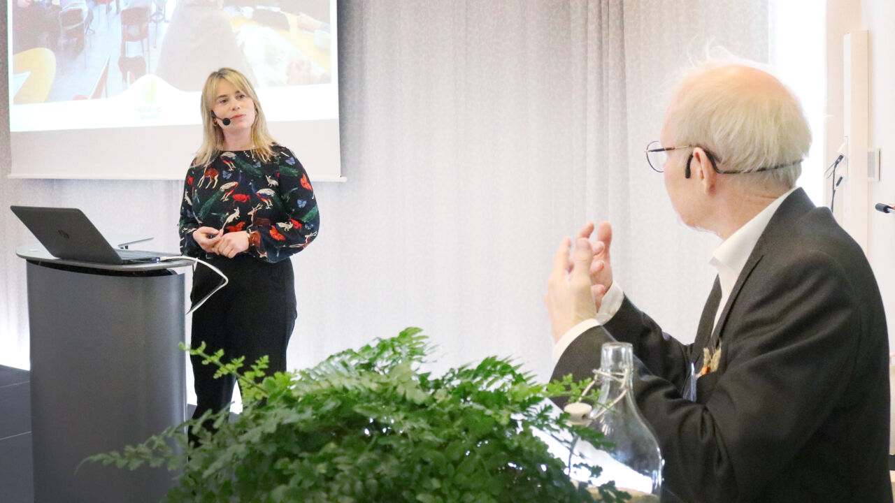 Kvinnlig föreläsare på Framtidsdagen 2025. 
