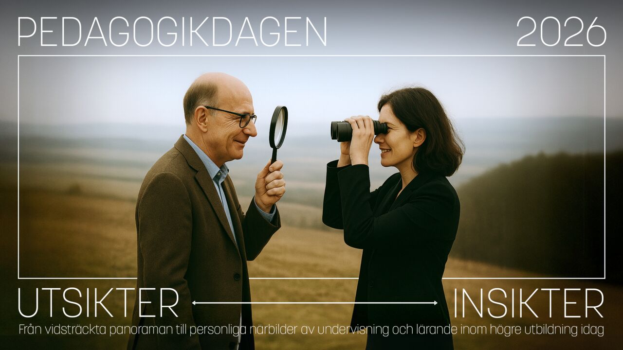 Två personer står på en kulle i ett skandinaviskt landskap och tittar mot varandra, den ena håller i ett förstoringsglas, den andra i en kikare.