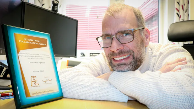 Manlig forskare på kontor.