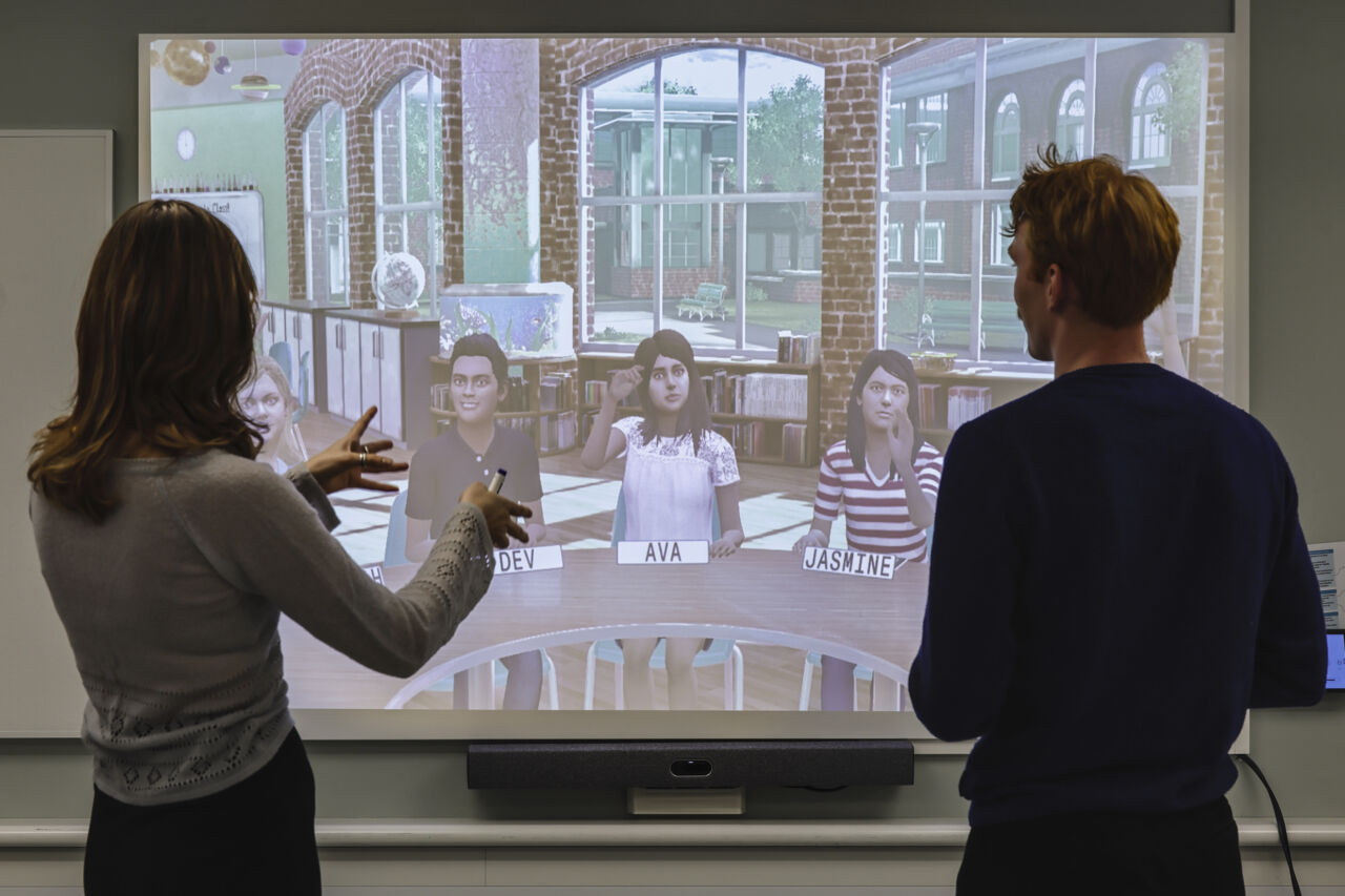 Två lärarstudenter håller en lektion i ett virtuellt klassrum.