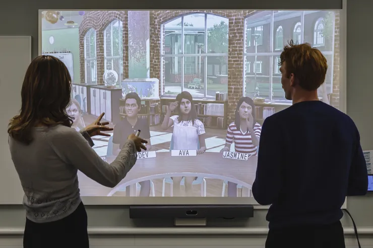 Två lärarstudenter håller en lektion i ett virtuellt klassrum.