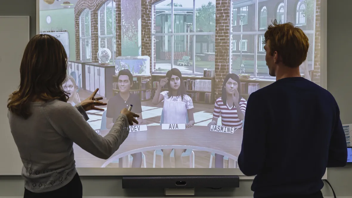 Två lärarstudenter håller en lektion i ett virtuellt klassrum.