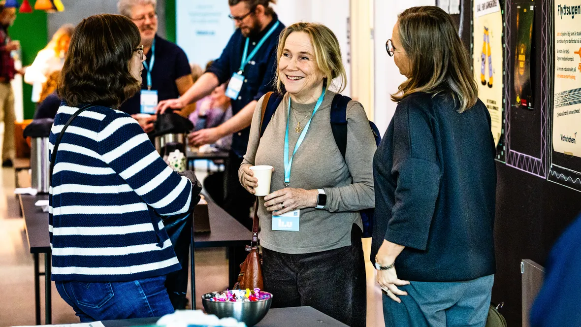 Tre personer samtalar.