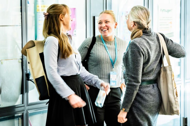 Tre personer som samtalar.