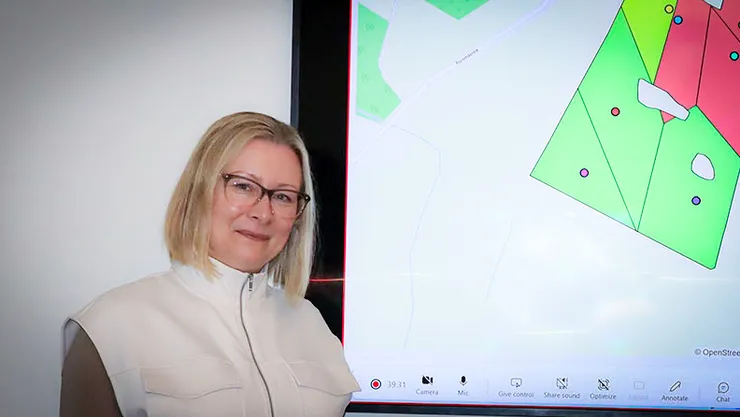 Kvinnlig forskare föreläser.