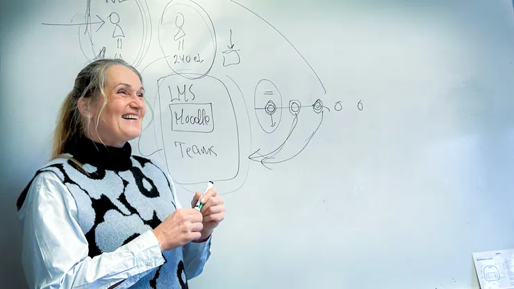 Kvinnlig forskare föreläser.