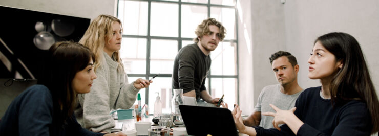 Studenter vid ett bord som diskuterar