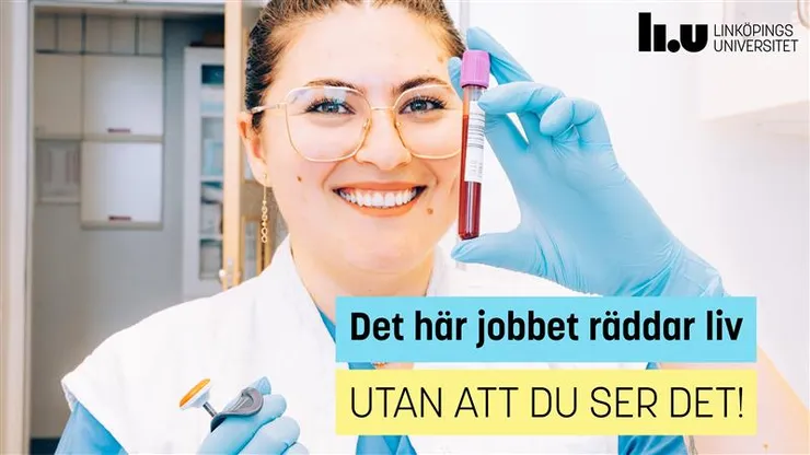 Kvinna håller upp ett provrör med blod och ler mot kameran.