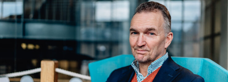 Manlig forskare sitter i en fåtölj