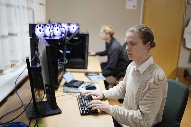 Två studenter arbetar framför varsin datorskärm