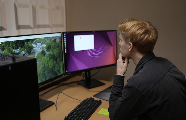 Student arbetar framför datorskärmar