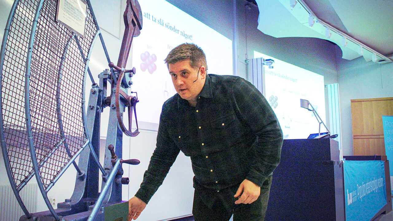 Man som föreläser.