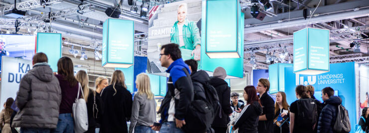 Unga människor på mässa