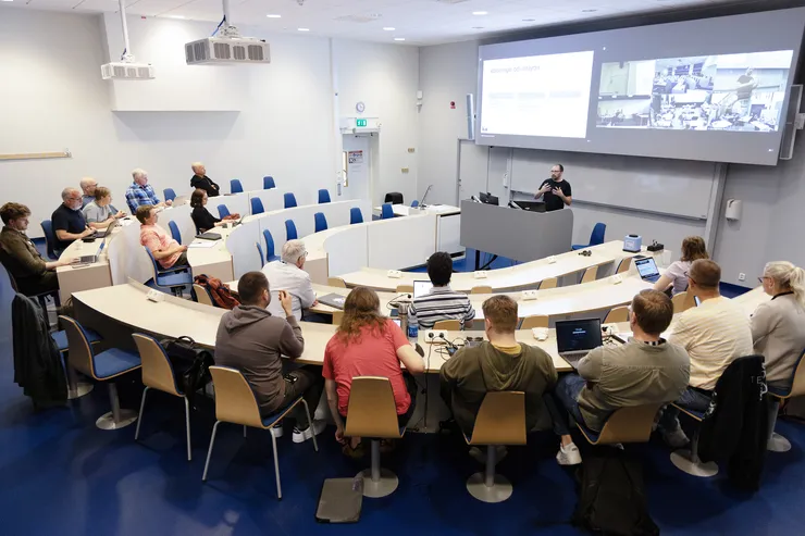 Föreläsare i ett hybridklassrum.