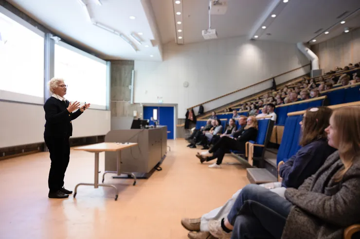 Forskare pratar på en scen.