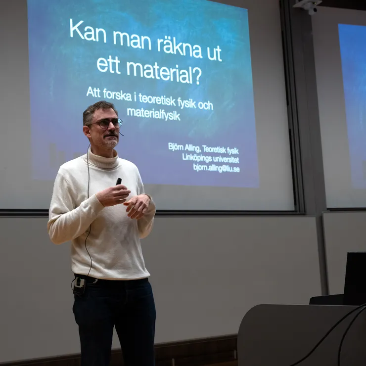 Forskare pratar på en scen.